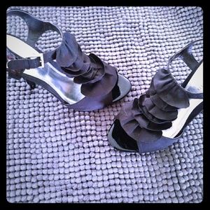 Kelly & Katie ruffle pumps - size 7